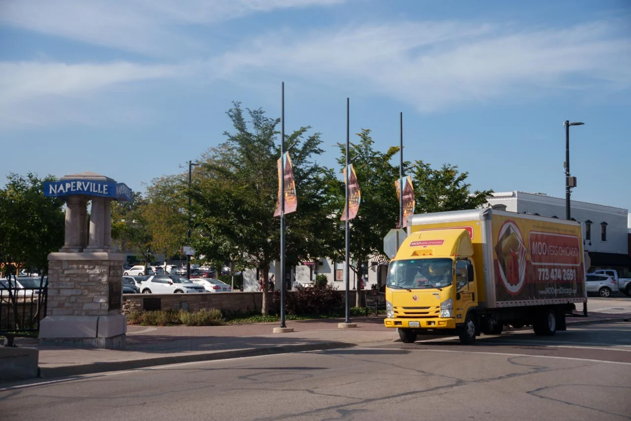 Moovers Chicago truck in Naperville, local moving service.