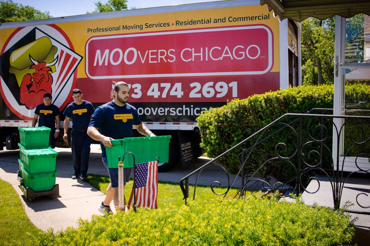 Moovers Chicago truck with movers carrying boxes, providing moving services.