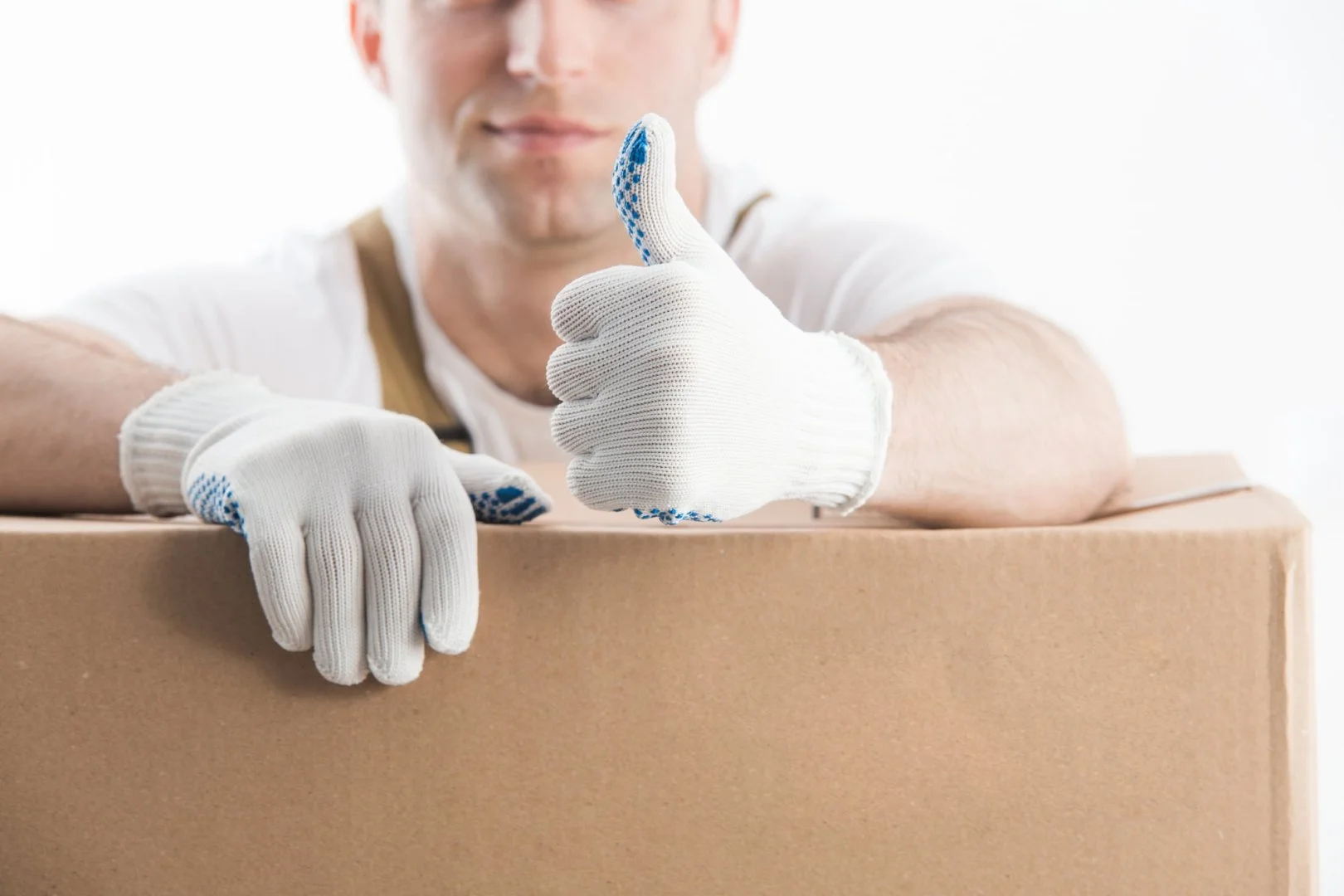Professional Mover from Moovers Chicago Mover giving thumbs up with moving box, Moovers Chicago.