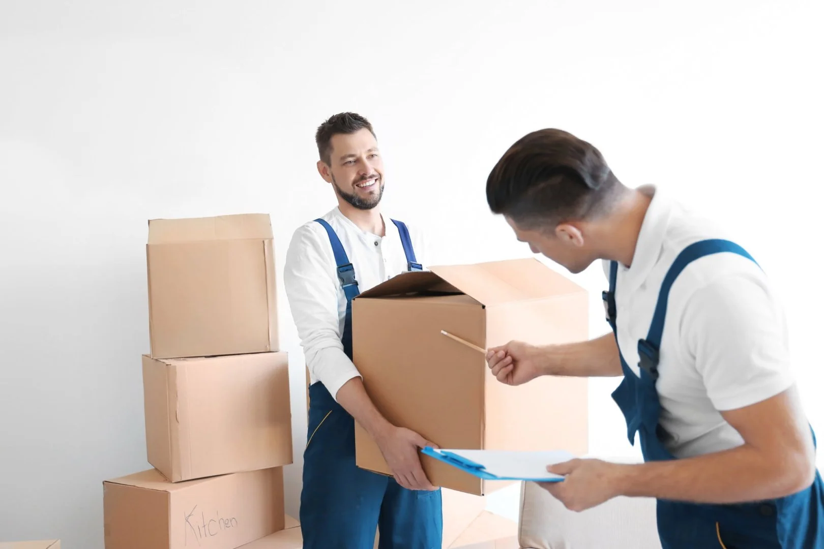 Moovers Chicago – Professional Moving Services Professional movers handling boxes, Moovers Chicago.