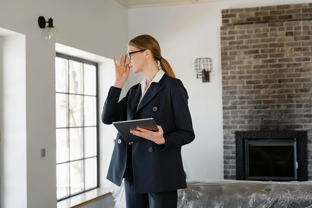 Professional Moving Services in Chicago Professional mover assessing a room for moving services in Chicago.
