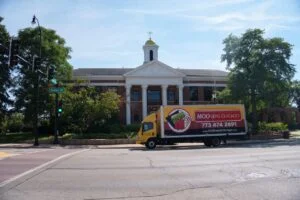 Top Skokie Movers - Moovers Chicago truck in front of a building, local moving company in Skokie, IL/.