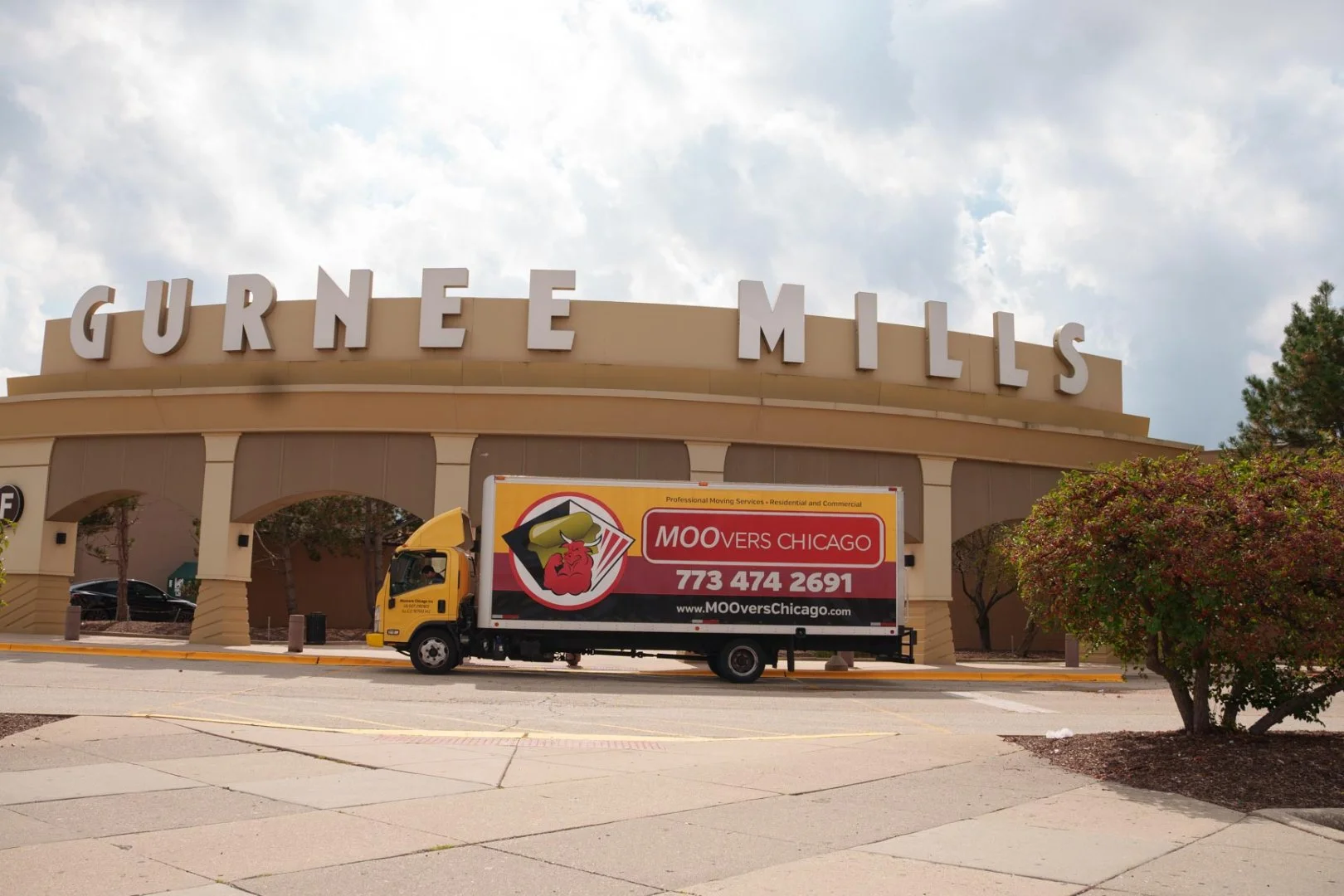 Moovers Chicago at Gurnee Mills Moovers Chicago truck parked at Gurnee Mills, local and long distance moving services.