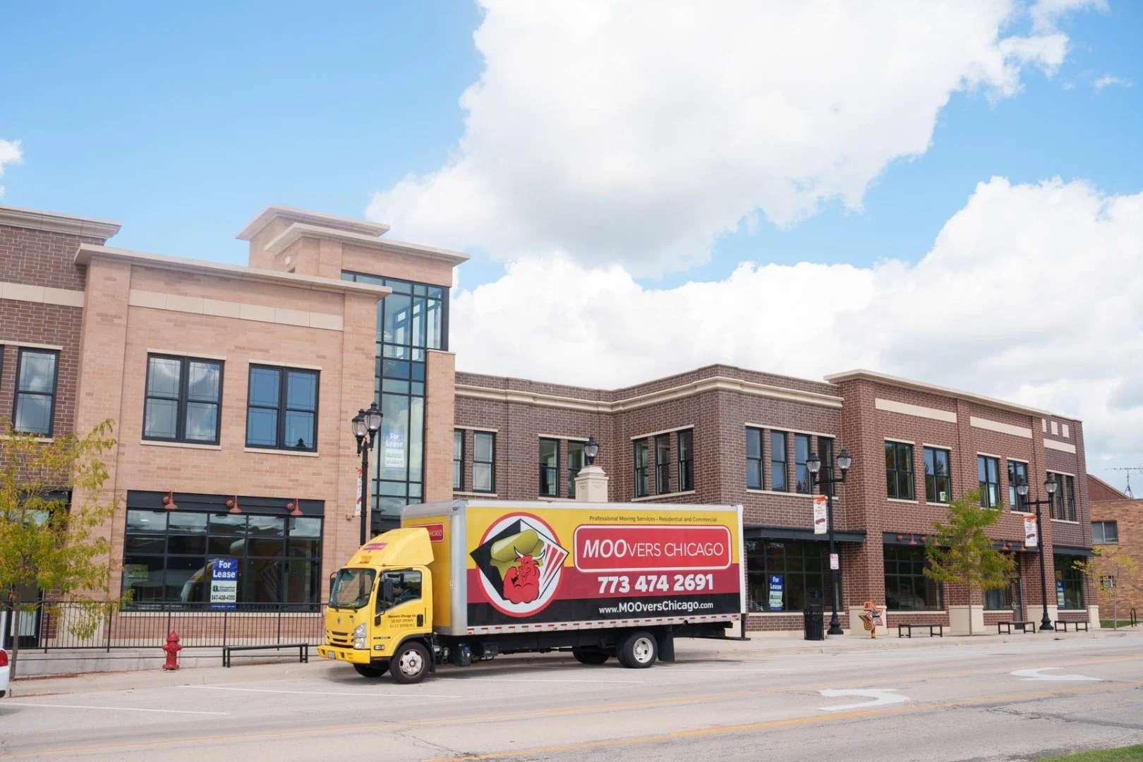 Moovers Chicago – Trusted Local Movers Moovers Chicago truck parked in Mundelein, IL local moving services.
