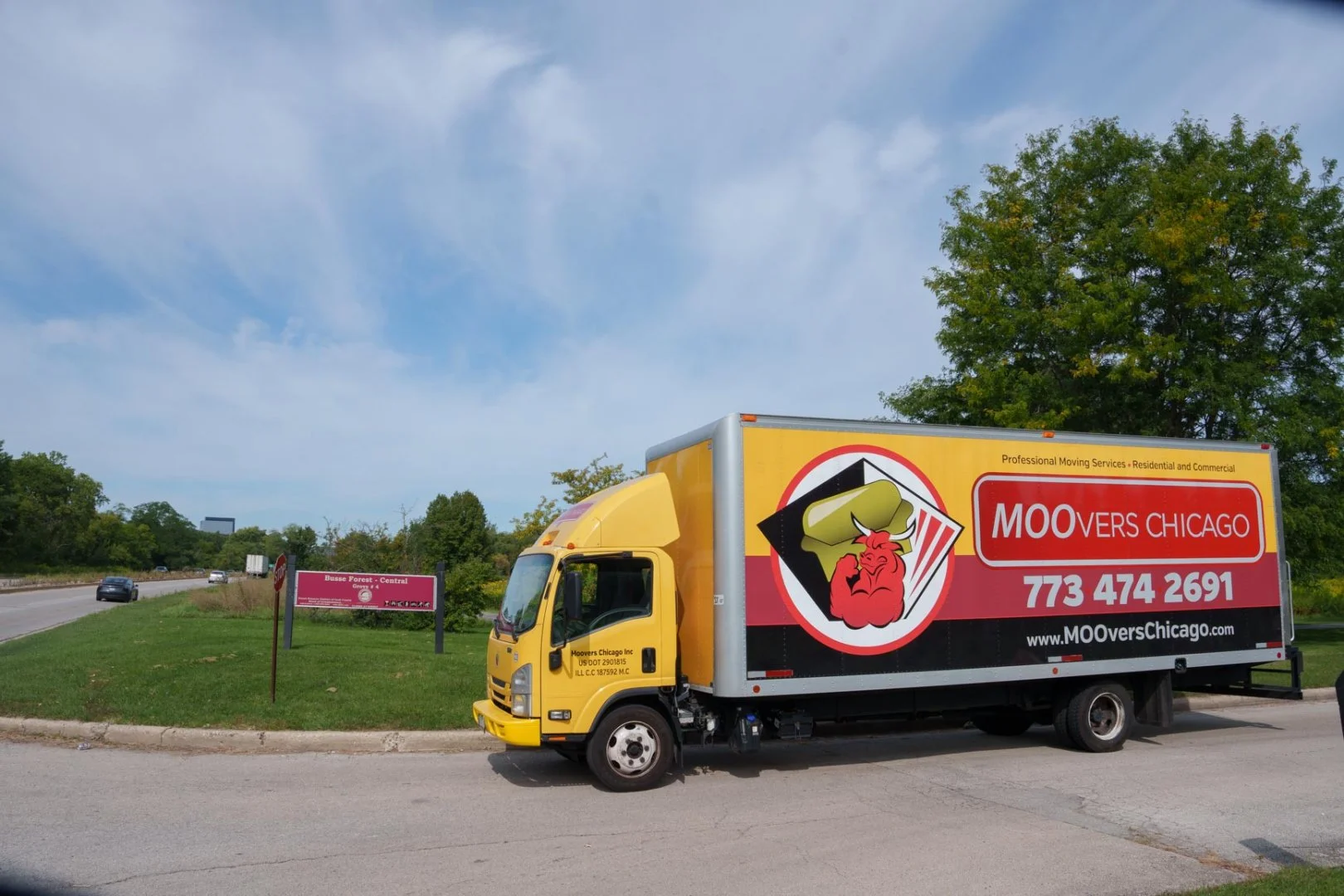Moovers Chicago Truck Moovers Chicago truck parked, offering local and long-distance moving services in Elk Grove Village, IL.