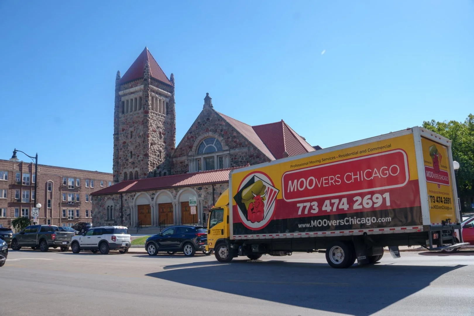 Moovers Chicago Truck in Front of Historic Building Moovers Chicago truck parked in front of a historic building, offering local and long distance moving services in Oak Park, IL.