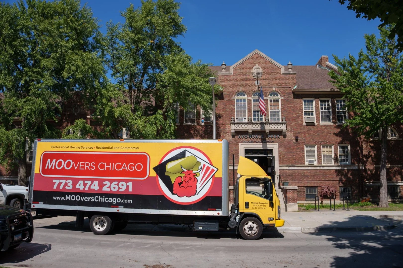Moovers Chicago – Trusted Moving Services Moovers Chicago truck parked in front of a building, offering local and long distance moving services in Avondale, IL.