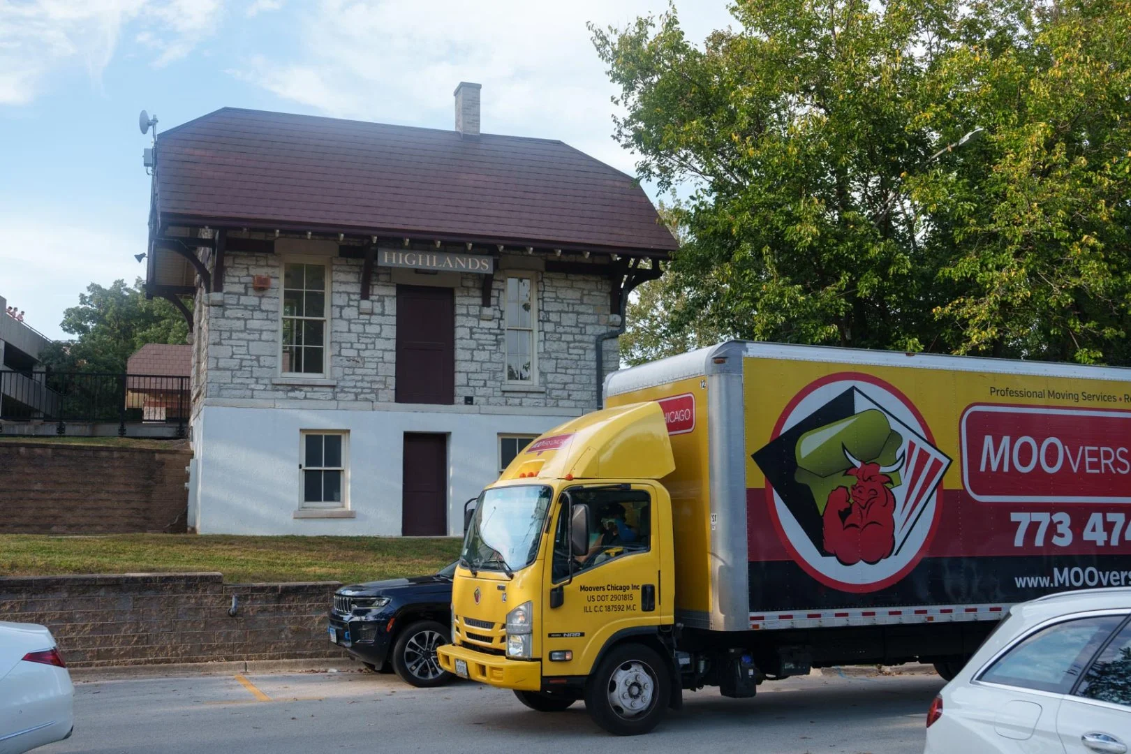 Moovers Chicago Truck at Historic Site Moovers Chicago truck parked near a historic building, offering local and long distance moving services in Hinsdale, IL.