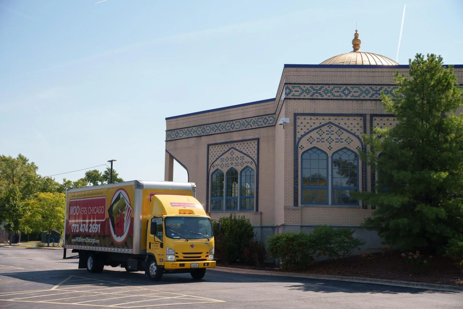 Moovers Chicago Truck Moovers Chicago truck parked near a building, offering local and long distance moving services in Streamwood, IL.