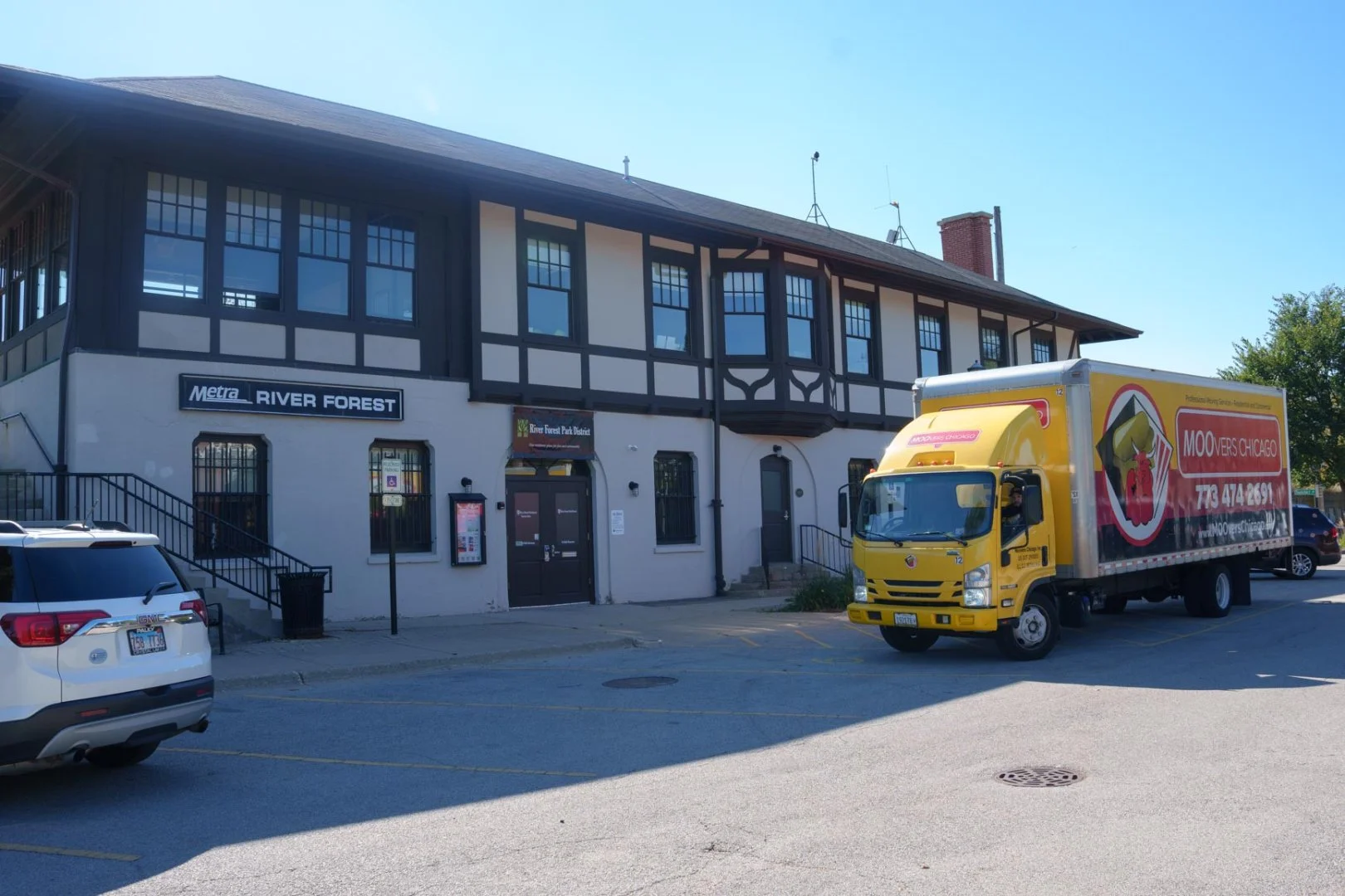 Moovers Chicago Truck at River Forest Moovers Chicago truck parked near River Forest station, local and long distance moving services in River Forest.