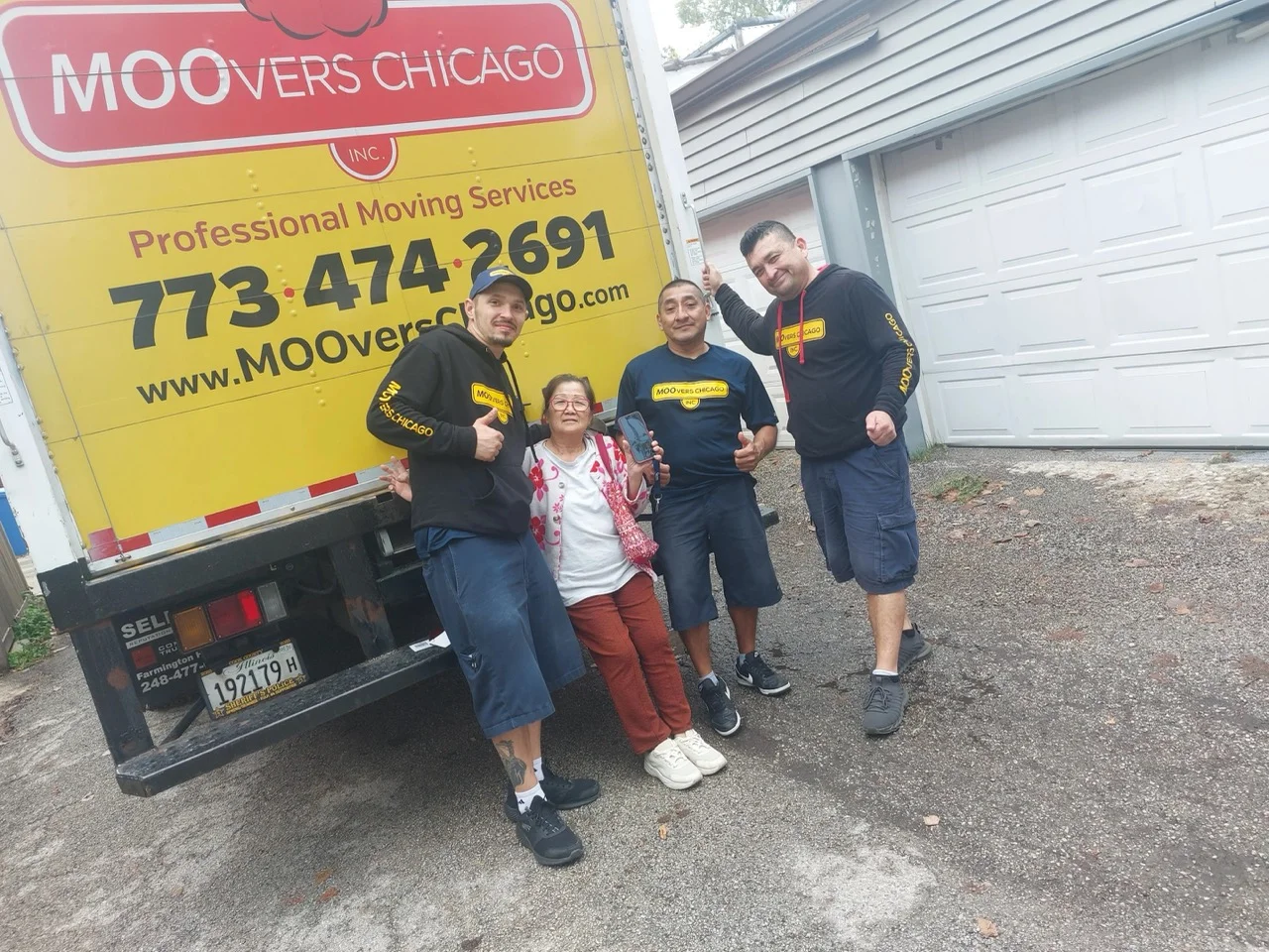 Moovers Chicago with the customer.