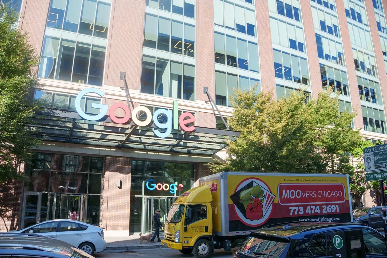 Moovers Chicago moving truck parked outside a building in Chicago.