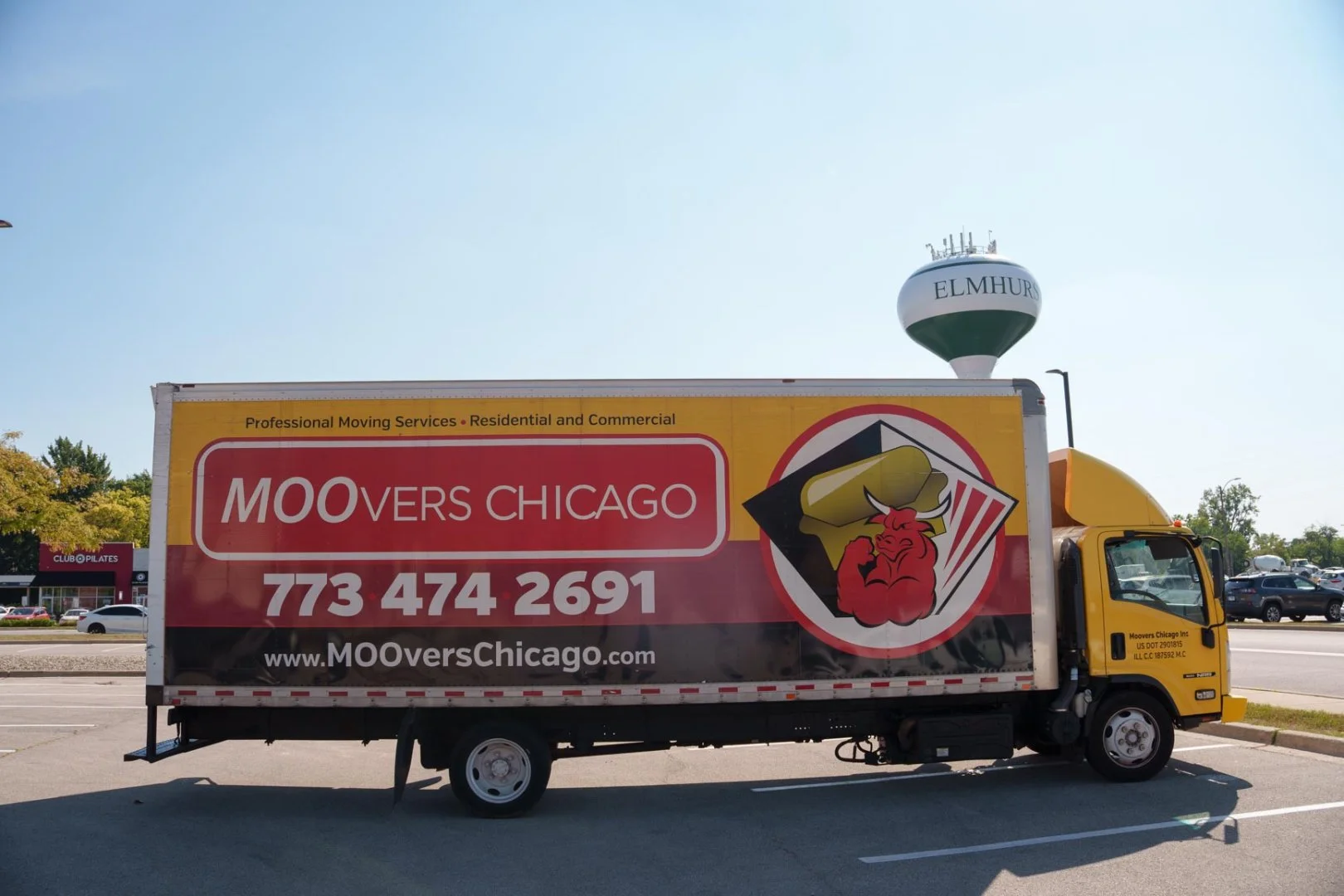 Moovers Chicago moving truck in Elmhurst, IL offering professional moving services.