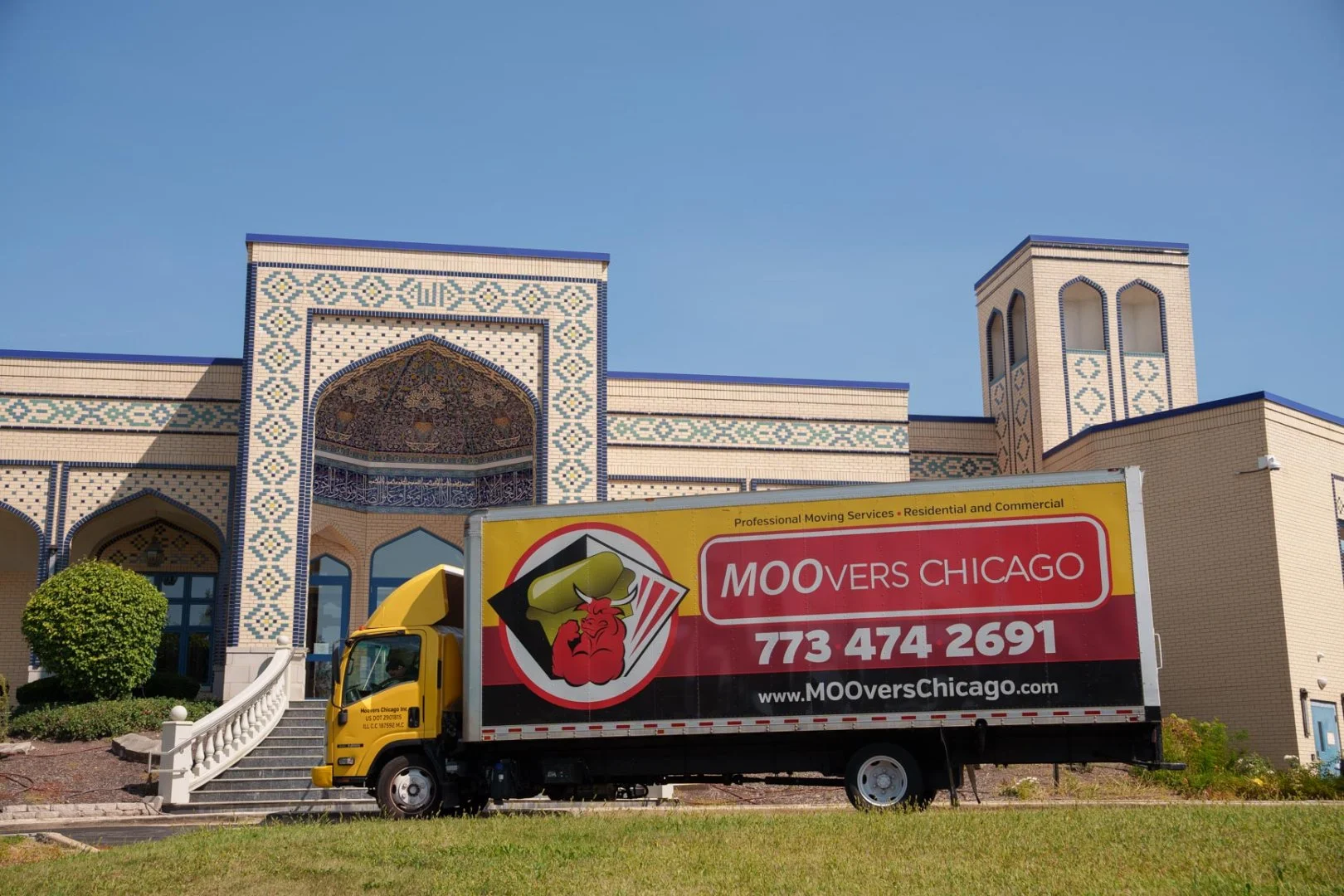 Moovers Chicago moving truck parked in front of a building, offering local and long distance moving services in Streamwood, IL.