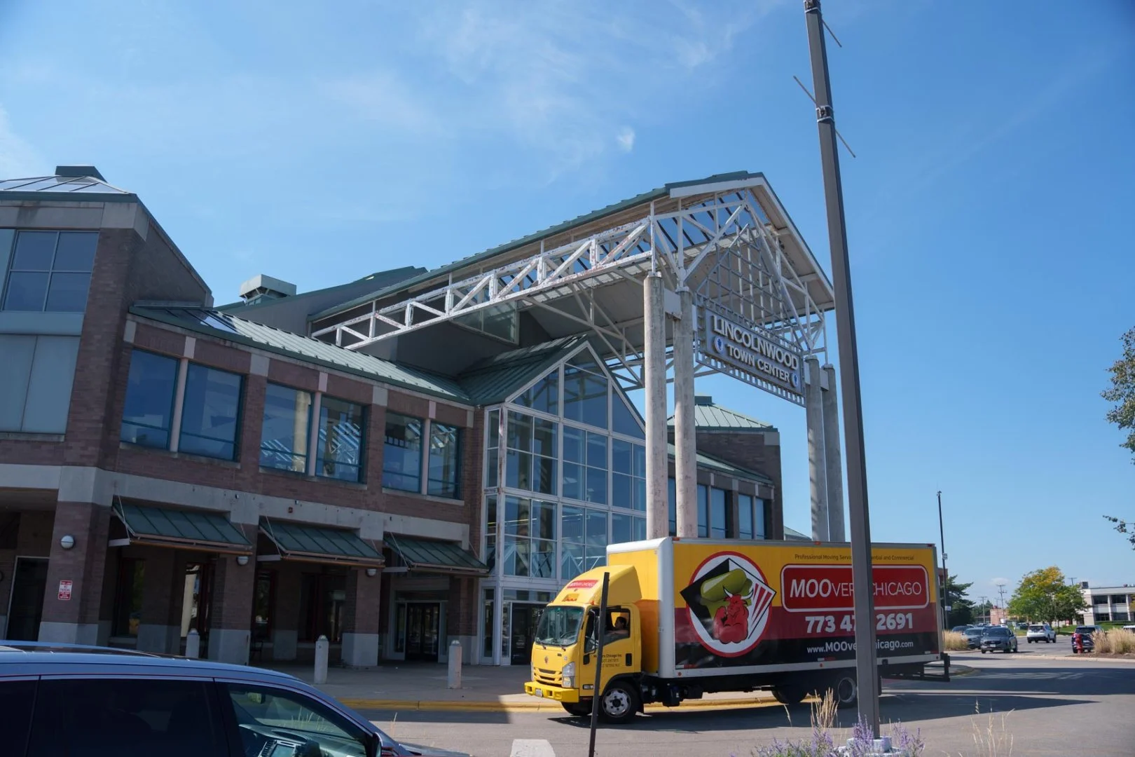 Moovers Chicago truck in front of a large building, offering moving services in Lincolnwood, Il.