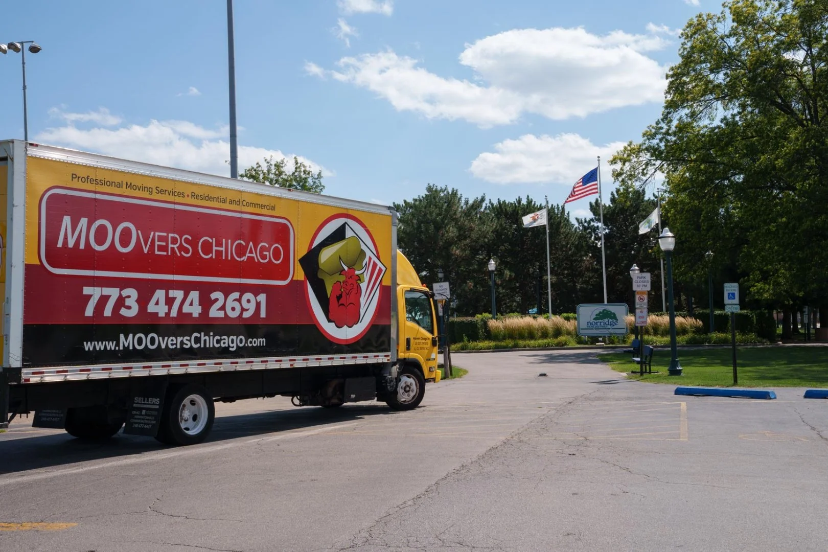 Moovers Chicago truck parked, offering local and long-distance moving services in Norridge, Illinois.