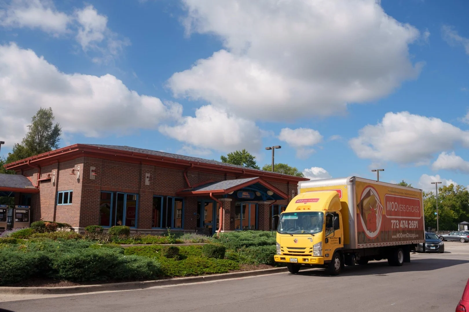 Moovers Chicago truck parked outside a building, local and long distance moving services in Edison Park, IL.