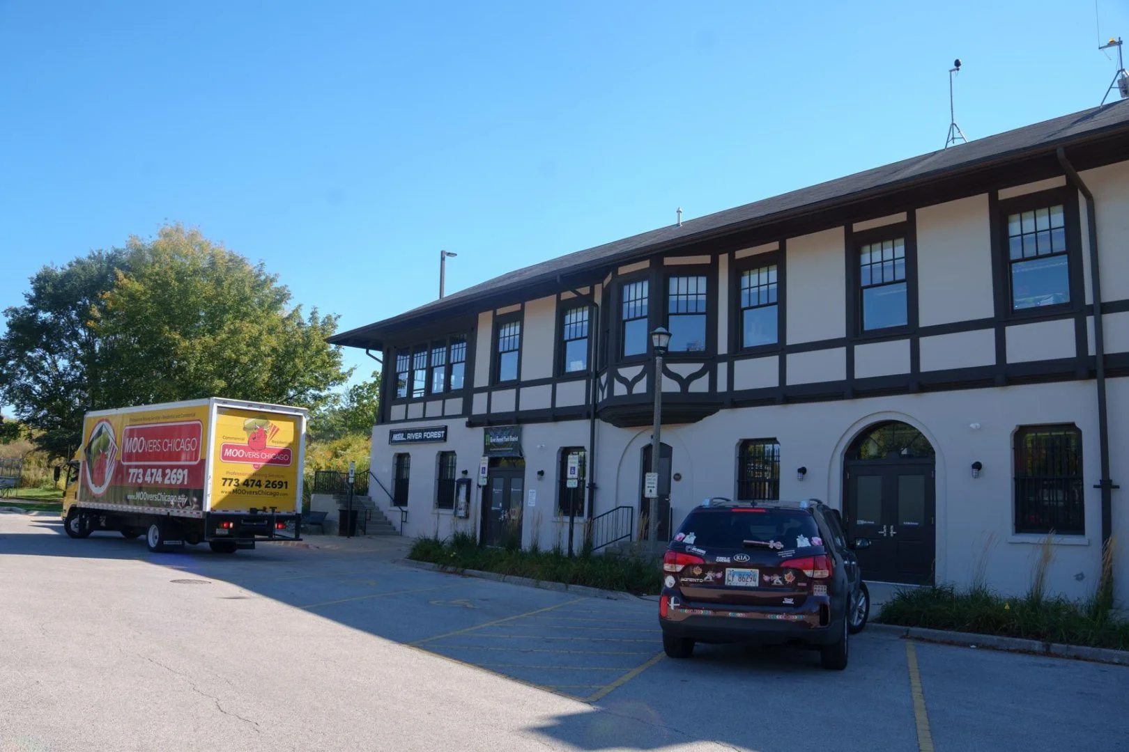 Moovers Chicago truck parked outside a building, offering local and long distance moving services in River Forest.