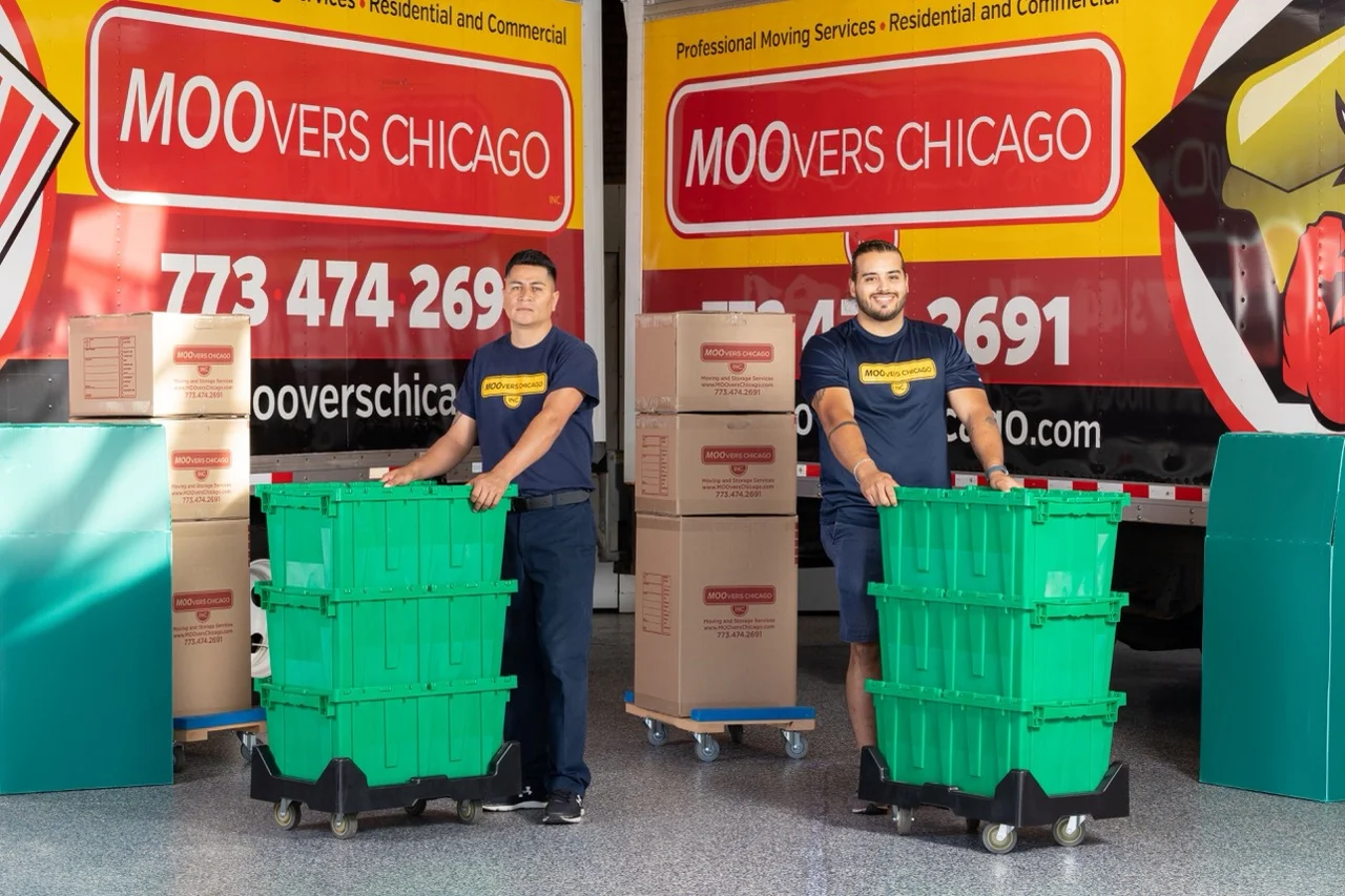 Moovers Chicago crew moving boxes